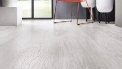 Planeo Klick Vinyl - Objekt Grand Eiche Latifi (EF-117) -Planeo Klick Deutschland Verkaufs-Shop 5905167798553 ambiente detail 02 lahti oak