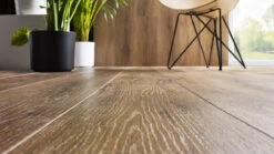 Planeo Klick Vinyl - Objekt Grand Eiche Granu (EF-148) 7 Planeo Klick Vinyl - Objekt Grand Eiche Granu (EF-148) -Planeo Klick Deutschland Verkaufs-Shop 5905167814901 ambiente detail 02 grants oak