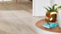 Planeo Laminat - Blüte Eiche | Authentisches Erscheinungsbild (LAM-5353) 10 Planeo Laminat - Blüte Eiche | Authentisches Erscheinungsbild (LAM-5353) -Planeo Klick Deutschland Verkaufs-Shop 6864 laminate ll150 detail 02 3