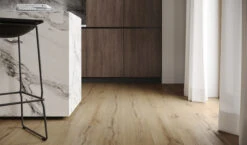 Planeo Klick Vinyl - Rigid Risseiche Hell | Wasserfest (RS7334) 7 Planeo Klick Vinyl - Rigid Risseiche Hell | Wasserfest (RS7334) -Planeo Klick Deutschland Verkaufs-Shop 7334 rigid dryback neutral perspektive 3 new new