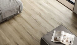 Planeo Klick Vinyl - Rigid Risseiche Greige | Wasserfest (RS7337) -Planeo Klick Deutschland Verkaufs-Shop 7337 rigid dryback neutral perspektive view 2