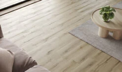 Planeo Klick Vinyl - Rigid Risseiche Greige | Wasserfest (RS7337) -Planeo Klick Deutschland Verkaufs-Shop 7337 rigid dryback neutral perspektive view 3