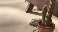 Planeo Parkett - Edelholz Herringbone Eiche Rjukan | Made In Germany (EDP-7298) 7 Planeo Parkett - Edelholz Herringbone Eiche Rjukan | Made In Germany (EDP-7298) -Planeo Klick Deutschland Verkaufs-Shop 8927 hs500 ultramattlackiert detail r01 1