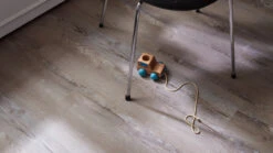 Planeo Klebevinyl - Objekt Graukiefer (DB10014) -Planeo Klick Deutschland Verkaufs-Shop 9791 planeo lowlands detail1 1280x720 1 1