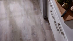 Planeo Klebevinyl - Objekt Graukiefer (DB10014) -Planeo Klick Deutschland Verkaufs-Shop 9791 planeo lowlands detail4 1280x720 1 1