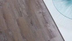 Planeo Klebevinyl - Objekt Graukiefer (DB10014) -Planeo Klick Deutschland Verkaufs-Shop 9791 planeo lowlands detail7 1280x720 1 1