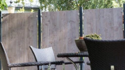 Planeo Premo - HPL-Sichtschutz Senkrecht Holzoptik