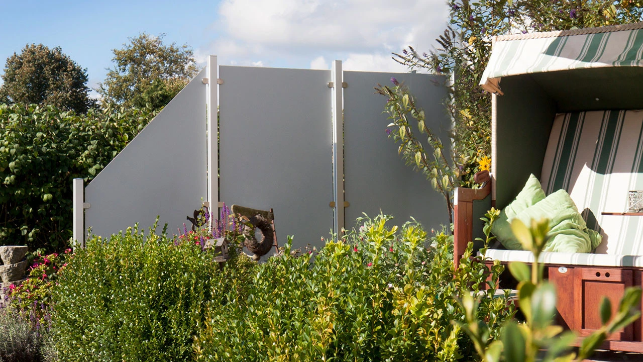 Planeo Premo - HPL-Sichtschutz Senkrecht Uni Grau 3 Planeo Premo - HPL-Sichtschutz Senkrecht Uni Grau – Bild 3