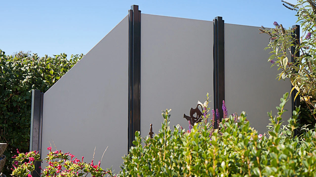 Planeo Premo - HPL-Sichtschutz Senkrecht Uni Grau 4 Planeo Premo - HPL-Sichtschutz Senkrecht Uni Grau – Bild 4