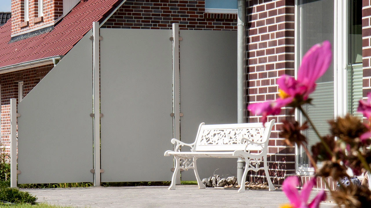 Planeo Premo - HPL-Sichtschutz Senkrecht Uni Grau 5 Planeo Premo - HPL-Sichtschutz Senkrecht Uni Grau – Bild 5